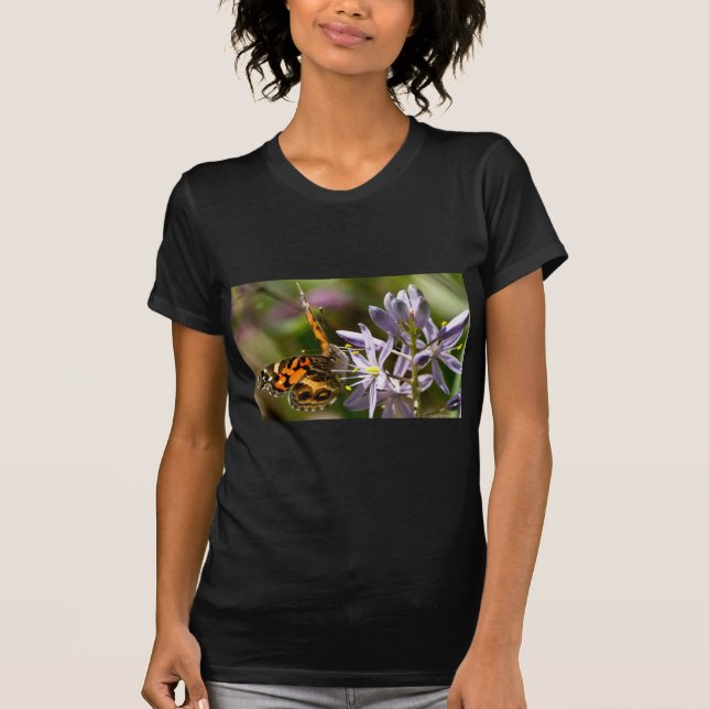 Orange Butterfly über Wild Hyacinth Apparel & Gesc T-Shirt (Vorderseite)