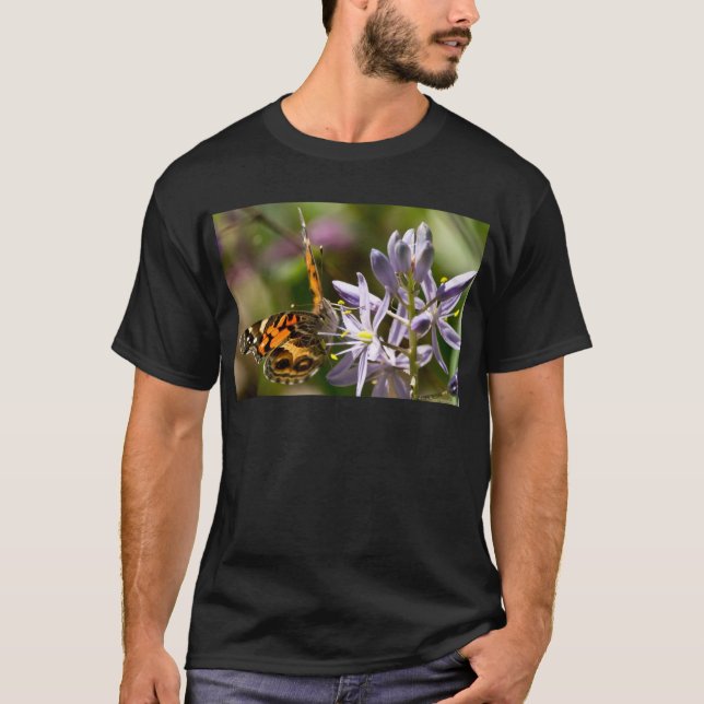 Orange Butterfly über Wild Hyacinth Apparel & Gesc T-Shirt (Vorderseite)