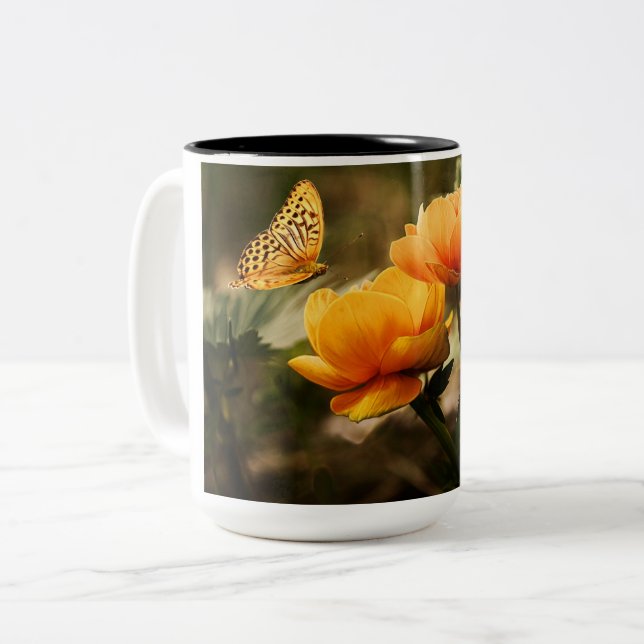 Orange Butterfly und Blume Zweifarbige Tasse (Vorderseite Links)