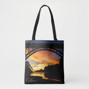 Orange California Coastal Sunset unterhalb der Brü