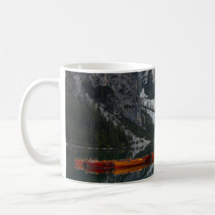 ORANGE CANOE AUF WASSERKÖRPER KAFFEETASSE