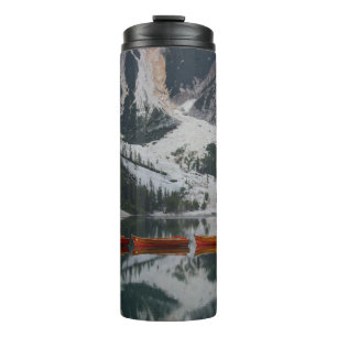 ORANGE CANOE AUF WASSERKÖRPER THERMOSBECHER