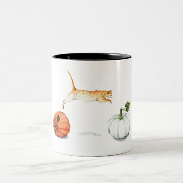 Orange Cat Jumping between Pumpkins Zweifarbige Tasse (Mittel)