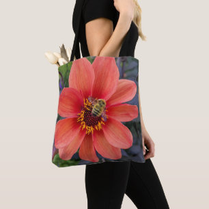 Orange Dahlie mit flauschiger Biene Blumen