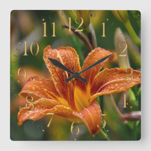 Orange Daylily & Raindrops Flower Photo Quadratische Wanduhr