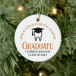 Orange Dental School Custom Abschluss Christmas Keramik Ornament<br><div class="desc">Dieser Orangenzahnarzt-Abschluss bewahrt Weihnachtsschmuck mit einem Zahn,  der eine Graduationskappe für eine Klasse von 2025 Zahnarztgraduierte trägt. Passen Sie sich mit Ihrem geschlossen Jahr an für ein großes personalisiertes Geschenk für Zahnheilkunde,  Kieferorthopädie oder Zahnarzt Abschluss.</div>