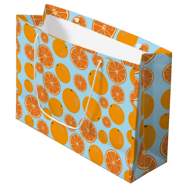 Orange Fruit Pattern Große Geschenktüte (Vorderseite Schrägansicht)