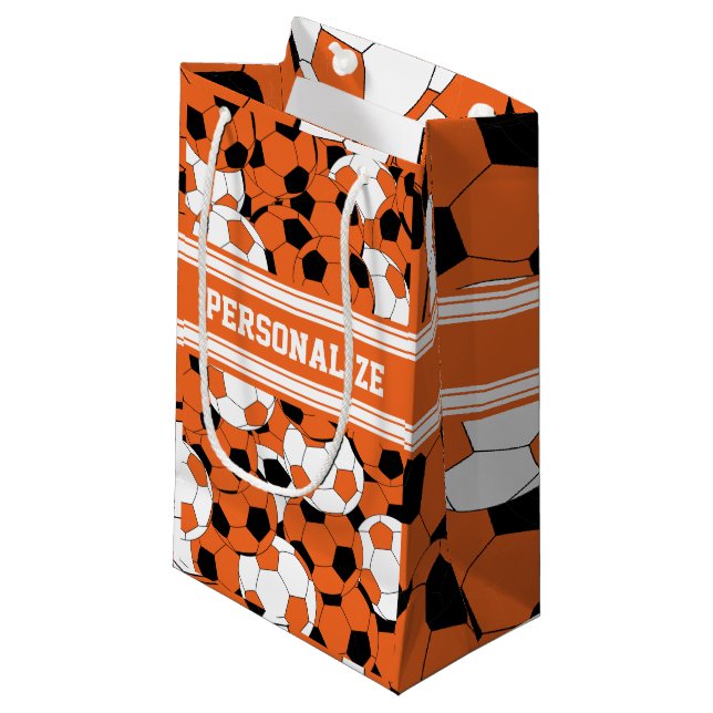 Orange Fußball-Collage Kleine Geschenktüte (Vorderseite Schrägansicht)