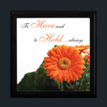 Orange Gerbera Daisy Trinket Box Geschenkbox<br><div class="desc">Diese anpassbare Schmuckbox mit Schwarzweißstühlen hat einen Haufen hellorangefarbener Gerbera-Gänsebläschen darauf und den Satz "haben und halten", der es zu einer idealen Geschenkboxen zum Hochzeitstag machen würde, um ein Überraschungsgeschenk zu bewahren, oder es als Geschenk für Ihren besonderen Jungen gelassen, wertvolle Mentos oder Schmuck darin zu verwahren. Der Text ist...</div>
