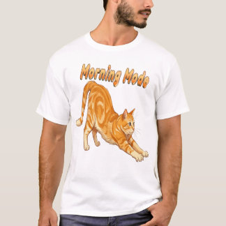 Orange getigerte Katze im Morgenmodus streckt sich T-Shirt
