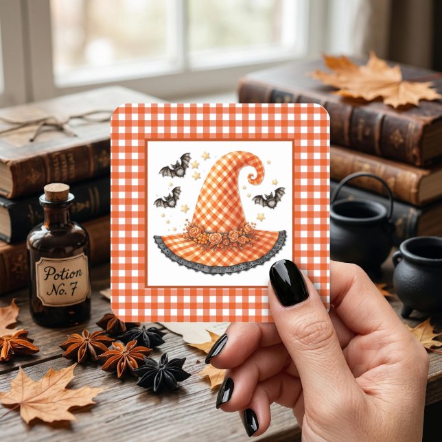 Orange Gingham Halloween Hexenhut & Fledermäuse Quadratischer Aufkleber (Von Creator hochgeladen)