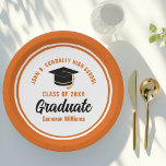 Orange Graduate Personalisiert 2025 Graduation Par Pappteller<br><div class="desc">Diese modernen,  orange und weiß gestalteten Teller der Graduiertengruppe zeichnen sich durch eine klassische Typografie Ihres Universitätsnamens oder den Namen Ihrer Uni für den Jahrgang 2025 aus. Passen Sie mit Ihrem geschlossen Jahr neben dem schicken handgeschriebenen Drehbuch und schwarzen Grade-Cap für große personalisierte Gratulationen Graduieren Party Dekor.</div>