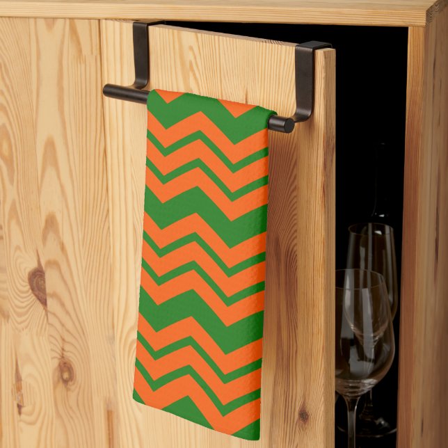Orange Grüne Chevron-Zickzack-Design  Geschirrtuch (Drittel gefaltet)