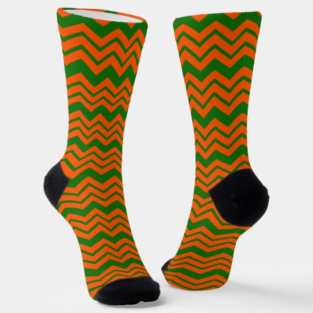 Orange Grüne Chevron-Zickzack-Design  Socken (Gewinkelt)
