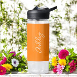 Orange Handgeschriebenes Text-Elegant Trinkflasche<br><div class="desc">Orange Elegant Water Flasche mit der Option,  Namen mit schönen kalligraphischen Text hinzufügen. Mehr Produkte mit diesem Design sind in der folgenden Kollektion zu finden.</div>