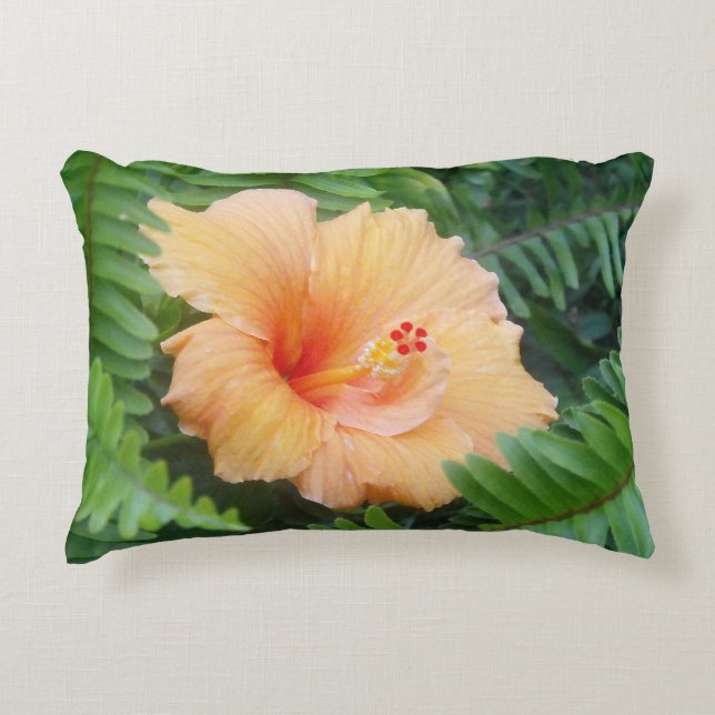 Orange Hibiskus Blume mit Ferns Dekokissen (Vorderseite)