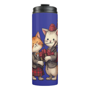 Orange Katzen spielen auf Dudelsäcken und tragen K Thermosbecher