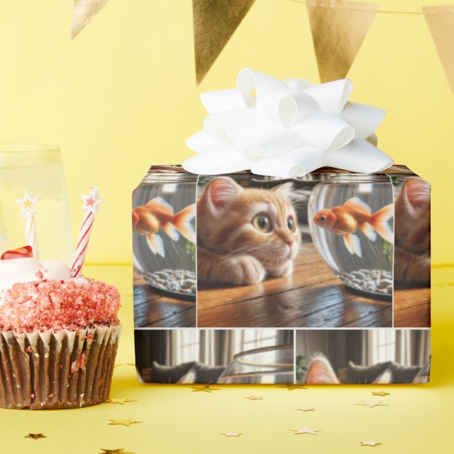 Orange Kitten sieht einen Goldfisch Geschenkpapier (Geburtstagsparty)