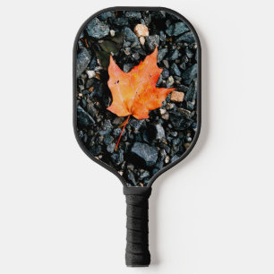 Orange Leaf auf schwarzen Felsen Pickleball Schläger