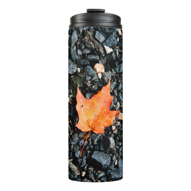 Orange Leaf auf schwarzen Felsen Thermosbecher (Vorderseite)