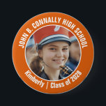 Orange Marching Band Foto High School Spirit<br><div class="desc">Dieses coole,  kundenspezifische High School Marching Band Foto zeigt eine weiße Typografie Ihres Teams und Spielernamen auf einem orangen Knopf. Personalisieren Sie sich mit dem Foto und dem Unterrichtsjahr Ihres Schülers als stolze Eltern. Eine Mutter und ein Vater können diese Knöpfe für den Wettbewerb und Spiele tragen.</div>