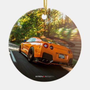 Orange Nissan GT-R, das durch Seattle-Straßen Keramik Ornament