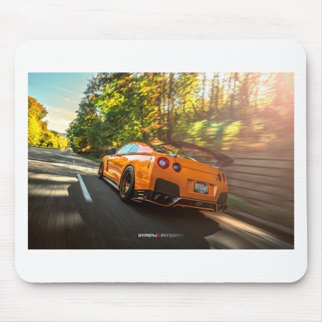 Orange Nissan GT-R, das durch Seattle-Straßen Mousepad (Vorne)