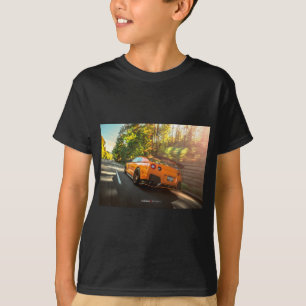 Orange Nissan GT-R, das durch Seattle-Straßen T-Shirt