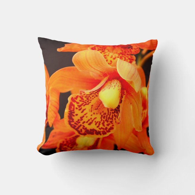 Orange Orchid Throw Kissen (Vorderseite)