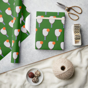 Orange Pickleballs und Paddles auf Grün Geschenkpapier