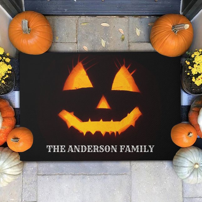 Orange Pumpkin Face Custom Family Name Fußmatte (Von Creator hochgeladen)