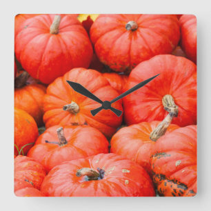Orange pumpkins at market, Germany Quadratische Wanduhr