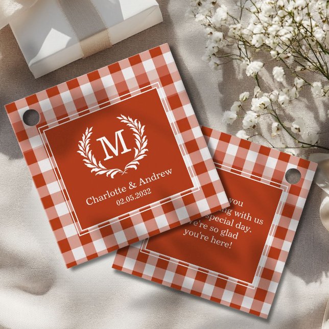 Orange-Red Gingham Monogram Wappen Custom Geschenkanhänger (Red-Orange Gingham Monogram Crest Custom Favor Tags with your Monogram, Name and Text.)