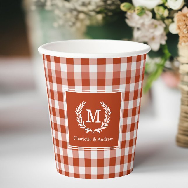 Orange-Red Gingham Monogram Wappen Custom Pappbecher (Red-Orange Gingham Monogram Crest Custom Paper Cups with your Monogram & Name or Text.)