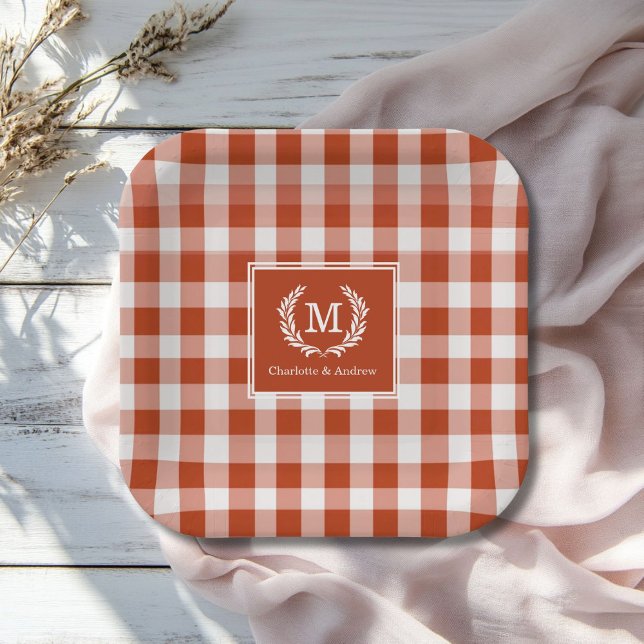 Orange-Red Gingham Monogram Wappen Custom Pappteller (Orange-Red Gingham Monogram Crest Custom Paper Plates with your Monogram and Names.)