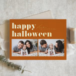 Orange Retro Typografie Happy Halloween Zwei Foto Folien Feiertagskarte<br><div class="desc">Frohe Halloween! Versenden Sie Halloween-Grüße an Familie und Freunde mit dieser anpassbaren Halloween-Foto-Karte. Es zeichnet sich durch Retro-fett Typografie aus. Personalisieren Sie diese,  indem Sie Ihre Daten hinzufügen. Diese Goldfolie Halloween-Karte ist auf anderen Cardstock erhältlich. Matching-Elemente sind verfügbar.</div>
