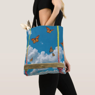 Orange Schmetterlinge im traumhaft blauen Himmel