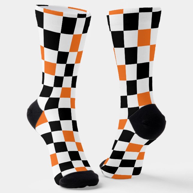 Orange Schwarz Weiß kariertes Musterdesign  Socken (Gewinkelt)