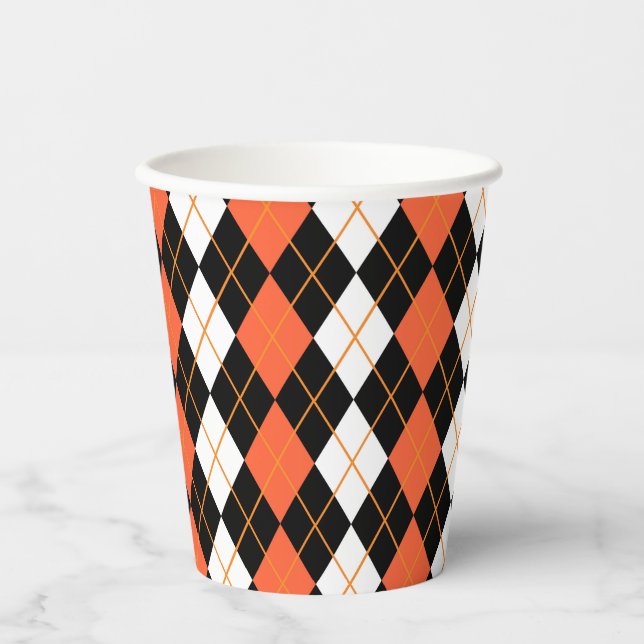 Orange Schwarz-weiße Raute Diamond Design Pappbecher (Vorderseite)