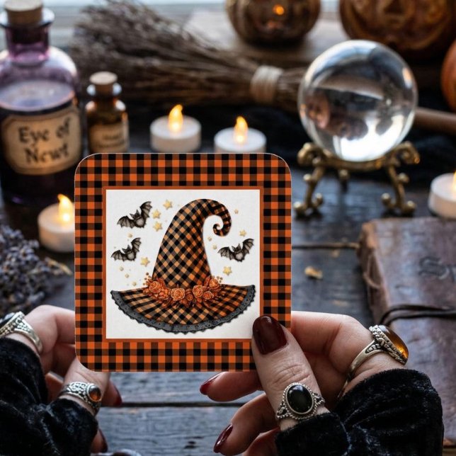Orange-schwarzer Gingham-Hexenhut & Fledermäuse Quadratischer Aufkleber (Von Creator hochgeladen)