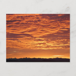 Orange Sky über Gebirgskette. Postkarte