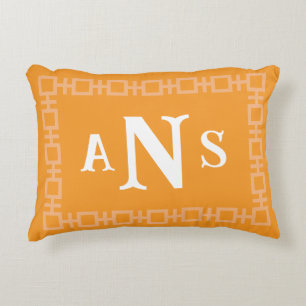 Orange Square, griechisches Schlüsselmonogramm Dekokissen