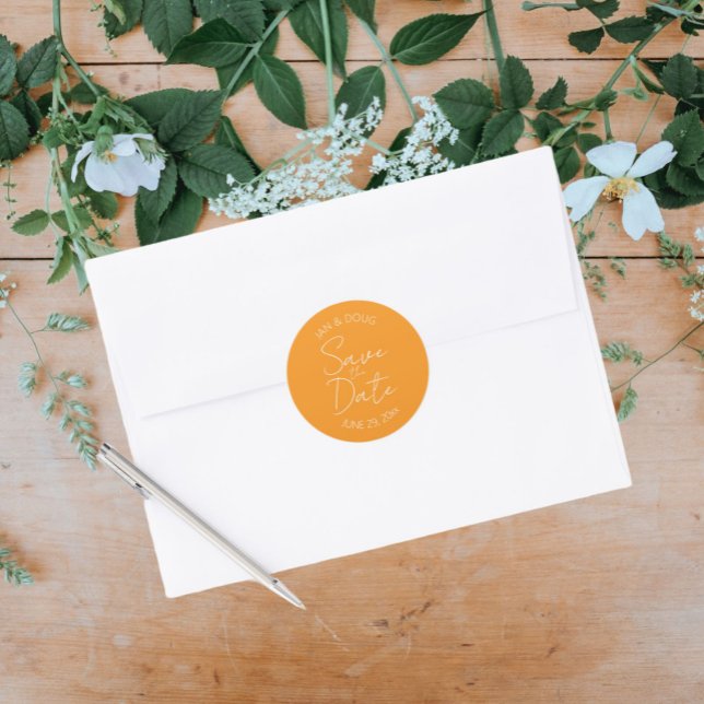 Orange Stilisierte Hochzeit Sichern Sie das Datum Runder Aufkleber (In Situ Wedding)