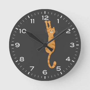 Orange Tabby Cat Hanging On Funny Runde Wanduhr