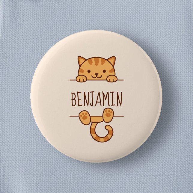 Orange Tabby Cat Peeking hinter Individuelle Name Button (Von Creator hochgeladen)