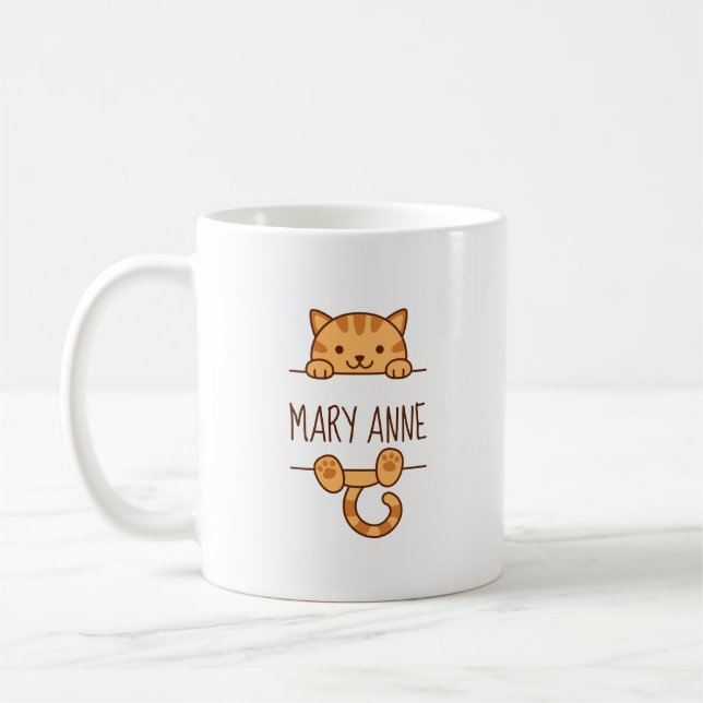 Orange Tabby Cat Peeking hinter Individuelle Name Kaffeetasse (Links)