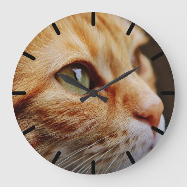 Orange Tabby mit grünen Augen nach Maß Große Wanduhr (Vorderseite)