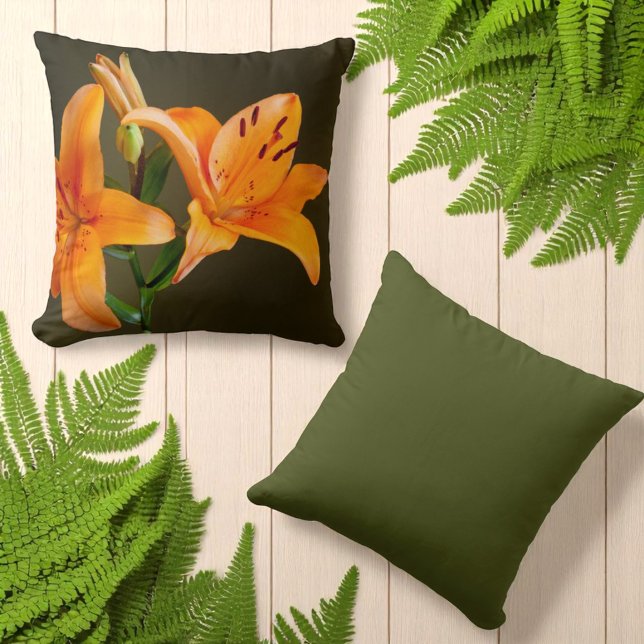 Orange Tiger Lily Blume and Buds Nah-Up Kissen (tiger lily front and solid green back throw pillow)