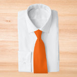 Orange Tiger Solid Color Krawatte<br><div class="desc">Orange Tiger Solid Color. Diese kühn und energisch gestaltete Farbe spiegelt den Geist der Lebhaftigkeit und der Aufregung wider. Es ist eine intensive, fast elektrische Orange mit genau der richtigen Menge an Wärme und Helligkeit. Seine Kühnheit macht es zu einer auffälligen Farbe, die mit Sicherheit Aufmerksamkeit erregt. Diese dynamische Farbe...</div>