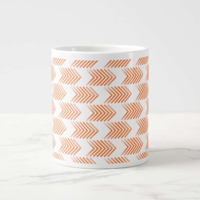 Orange Tribal Arrow Muster Jumbo-Tasse (Vorderseite)